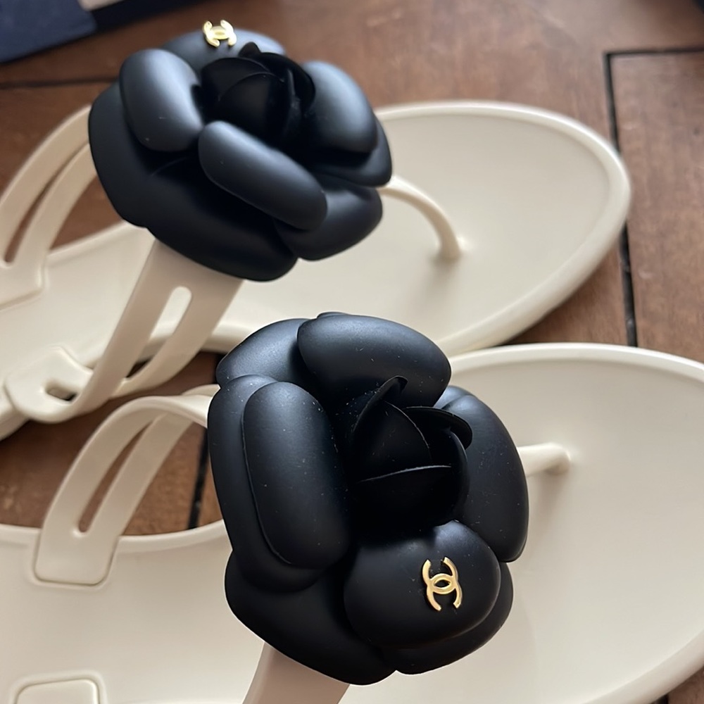 Chanel Dark white and black Camellia jelly thong sandals size 38 - Picture 6 of 9